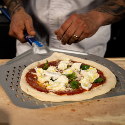 Лопатка для пиццы из алюминия - 45 x 45 см, перфорированная GGM Gastro