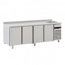 Холодильный стол – 2,36 x 0,7 m – 4 стеклянных дверей, 1 с раковиной справа и с бортом – 540 Л GGM Gastro